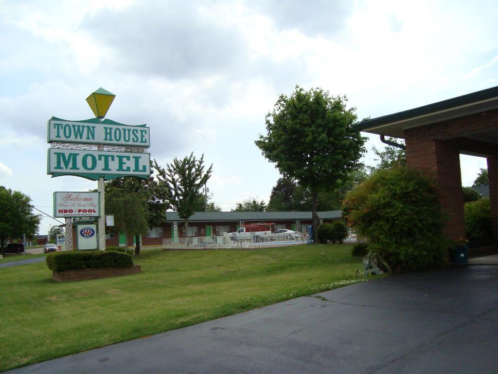 Town House Motel 图珀洛 外观 照片